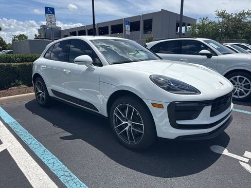 Certified 2026 Porsche Macan AWD/4WD image 4