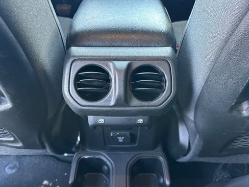 Used 2024 Jeep Wrangler Unlimited Rubicon image 15