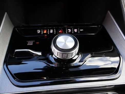 Used 2025 Jeep Wagoneer L Series II w/ 8-pass Seating Package image 53