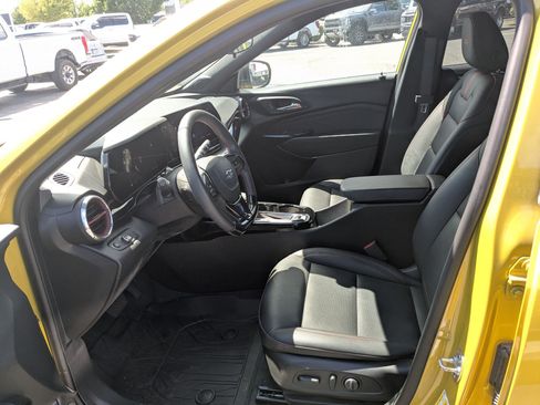 Used 2025 Chevrolet Trax RS w/ Sunroof Package FWD image 28
