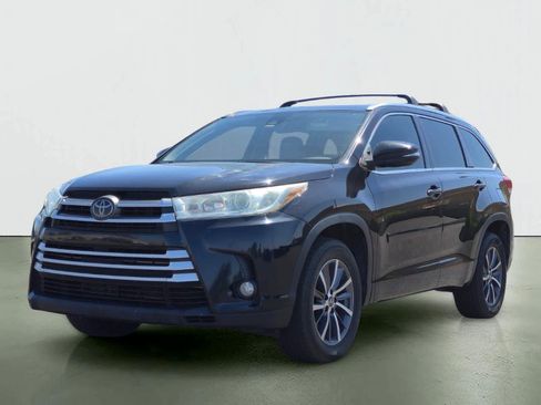 Used 2017 Toyota Highlander XLE image 2