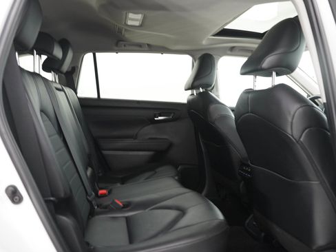 Used 2024 Toyota Highlander XLE AWD/4WD image 14