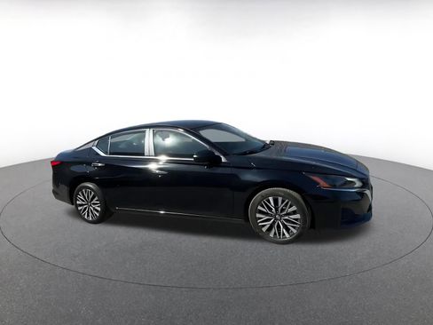 Used 2025 Nissan Altima 2.5 SV image 2
