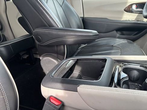 Used 2023 Chrysler Pacifica Limited FWD image 16