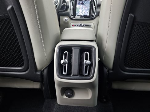 Used 2023 Volvo XC40 B5 Plus image 30
