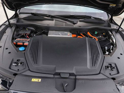 Used 2024 Audi Q8 e-tron Premium Plus image 40