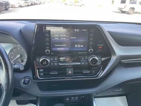 Used 2022 Toyota Highlander XLE AWD/4WD image 12