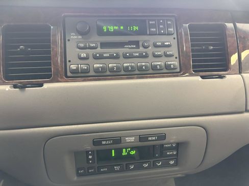 Used 2001 Lincoln Town Car Signature RWD image 16