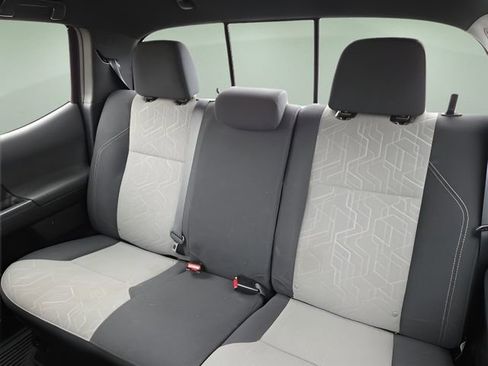 Used 2022 Toyota Tacoma TRD Off-Road image 13