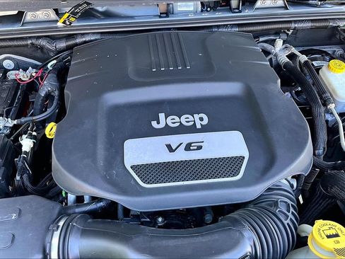 Used 2017 Jeep Wrangler Unlimited Sahara AWD/4WD image 30