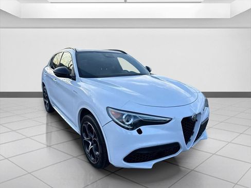 Used 2022 Alfa Romeo Stelvio Veloce image 9