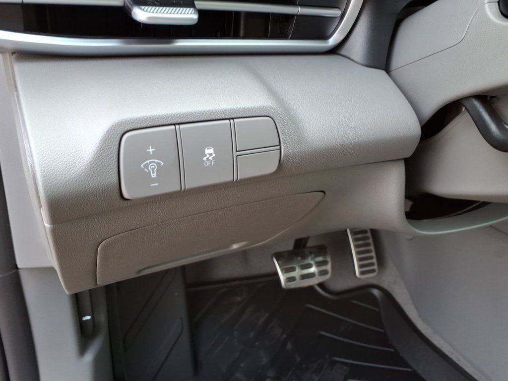 Certified 2026 Hyundai Elantra Sport FWD image 16