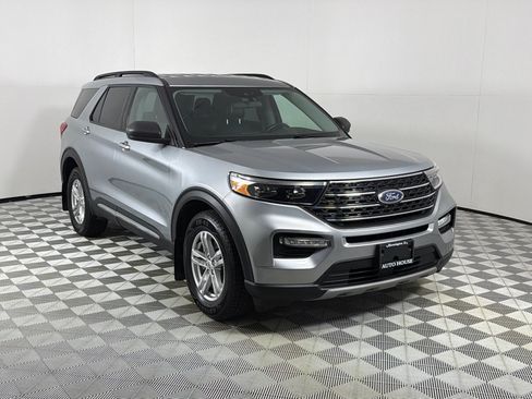Used 2023 Ford Explorer XLT w/ Equipment Group 202A AWD/4WD image 3