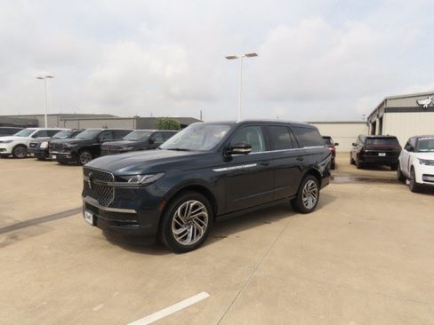 Used 2025 Lincoln Navigator Reserve AWD/4WD image 2