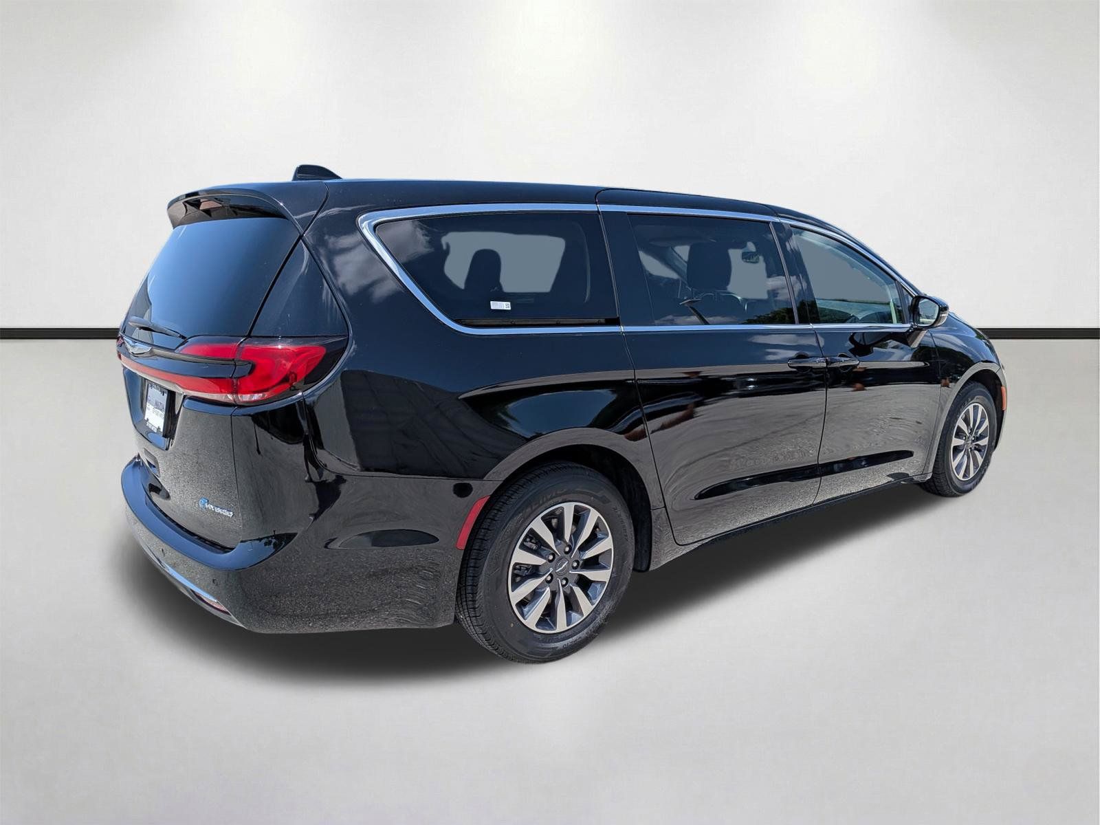 Used 2024 Chrysler Pacifica Limited FWD image 4