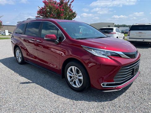 Used 2025 Toyota Sienna Limited AWD/4WD image 4