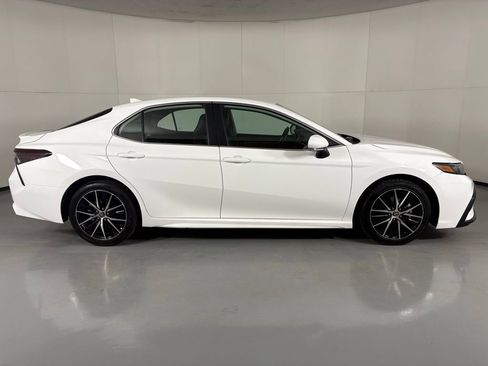 Used 2023 Toyota Camry SE FWD image 9