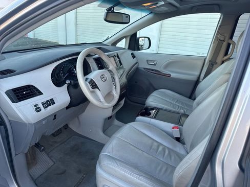 Used 2012 Toyota Sienna XLE image 42