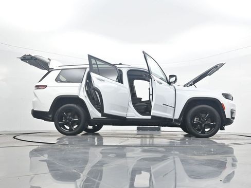 Used 2023 Jeep Grand Cherokee L Limited w/ Black Appearance Package AWD/4WD image 38