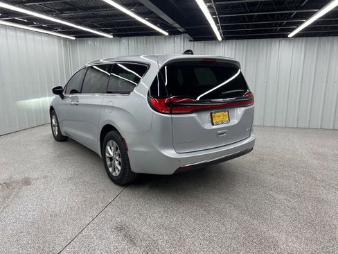 Used 2023 Chrysler Pacifica Touring-L image 4