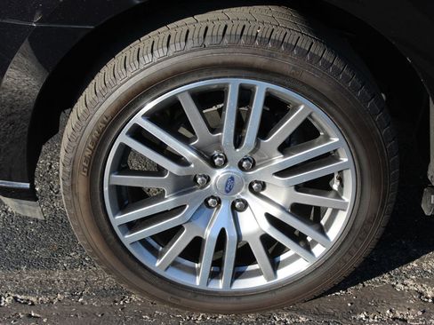 Used 2023 Ford Expedition Platinum image 10