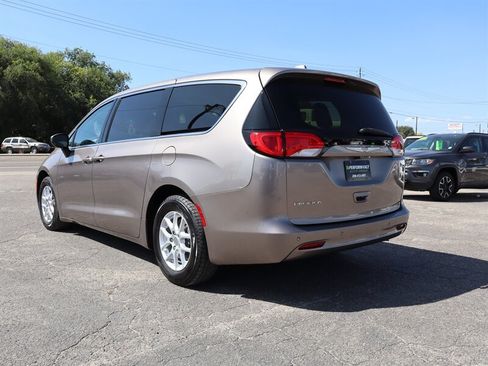 Used 2017 Chrysler Pacifica LX FWD image 6