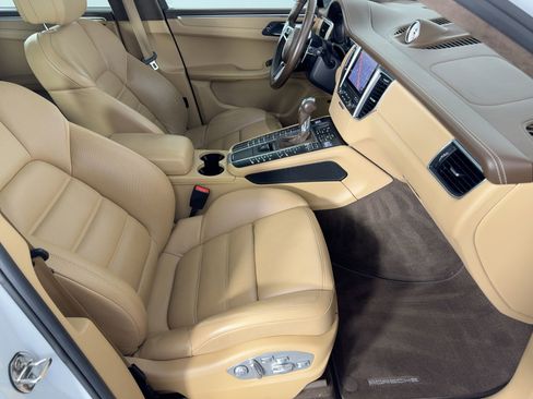 Used 2017 Porsche Macan Turbo image 30