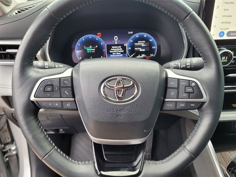 Used 2024 Toyota Highlander Platinum image 22