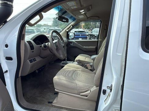 Used 2012 Nissan Frontier SV w/ SV Premium Utility Pkg AWD/4WD image 10