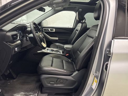 Used 2021 Ford Explorer XLT w/ Equipment Group 202A image 9