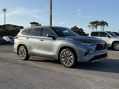 Used 2021 Toyota Highlander Platinum FWD image 2