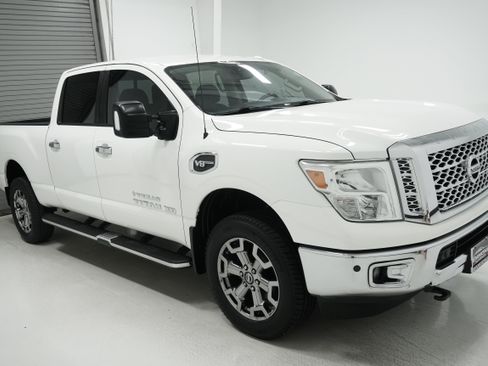 Used 2017 Nissan Titan SV image 3