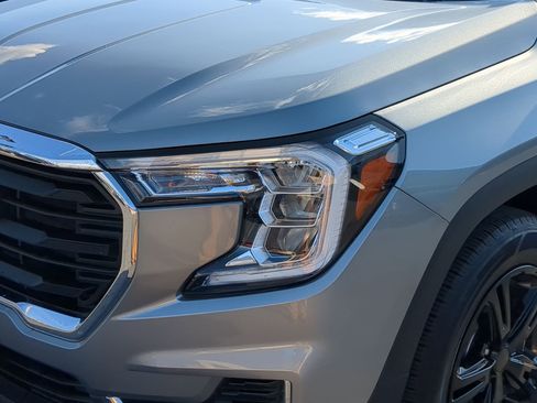 Used 2024 GMC Terrain SLE image 12