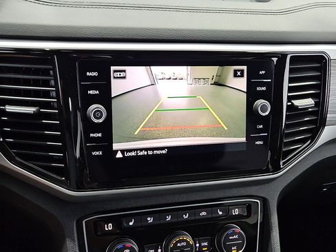 Certified 2022 Volkswagen Atlas Cross Sport SE w/ Panoramic Sunroof Package AWD/4WD image 18