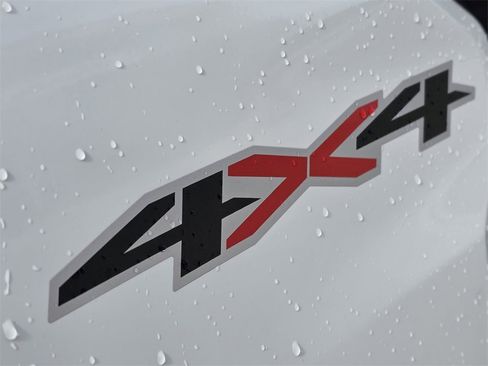 Used 2025 Chevrolet Colorado W/T image 9