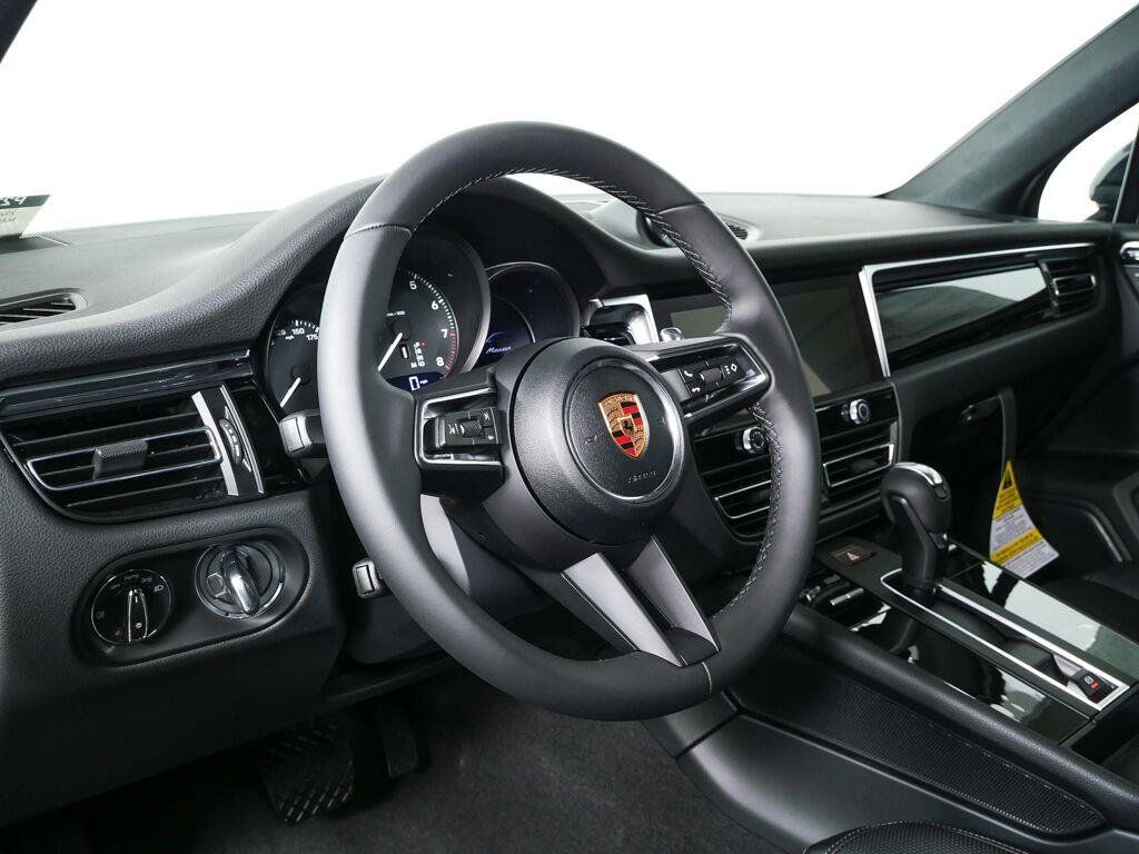 Certified 2026 Porsche Macan AWD/4WD image 4