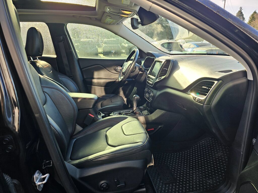 Used 2019 Jeep Cherokee Trailhawk AWD/4WD image 9