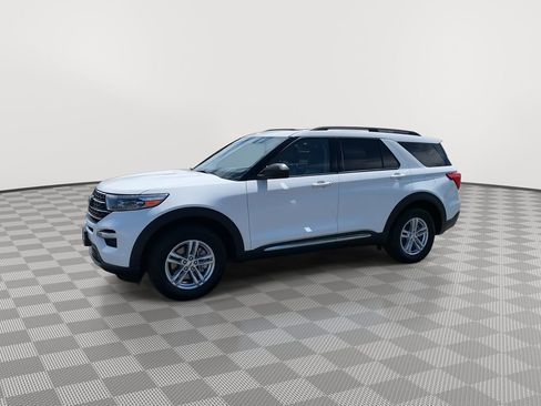 Used 2022 Ford Explorer XLT w/ Equipment Group 202A image 3