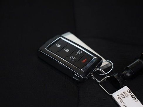 Used 2023 Jeep Grand Cherokee Laredo image 30