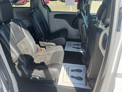 Used 2017 Dodge Grand Caravan SXT image 12
