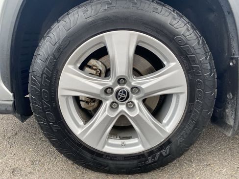 Used 2022 Toyota Highlander LE AWD/4WD image 10
