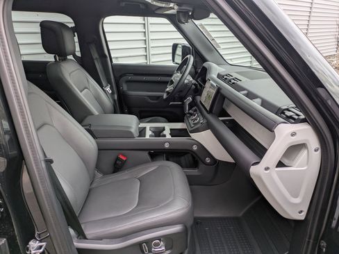 Used 2025 Land Rover Defender 130 X-Dynamic SE image 36