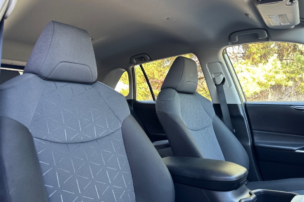 Used 2025 Toyota RAV4 XLE AWD/4WD image 22