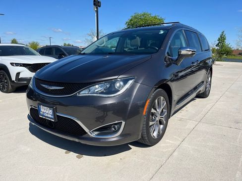 Used 2018 Chrysler Pacifica Limited w/ Tire & Wheel Group FWD image 4
