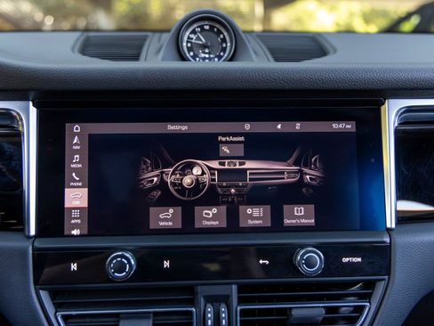 Certified 2024 Porsche Macan AWD/4WD image 37