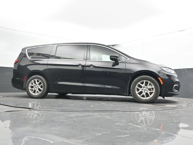Used 2025 Chrysler Pacifica Select FWD image 48