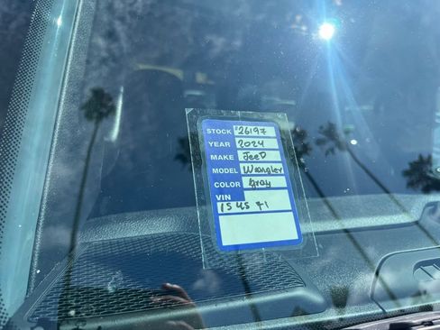 Used 2024 Jeep Wrangler Unlimited w/ Convenience Group image 30