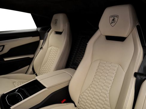 Used 2019 Lamborghini Urus AWD/4WD image 42