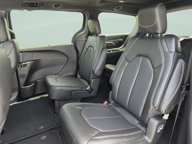 New 2027 Chrysler Pacifica Select w/ Family Tech Group AWD/4WD image 23
