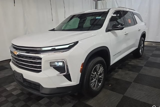 Used 2024 Chevrolet Traverse LT w/ LPO, Floor Liner Package FWD image 1